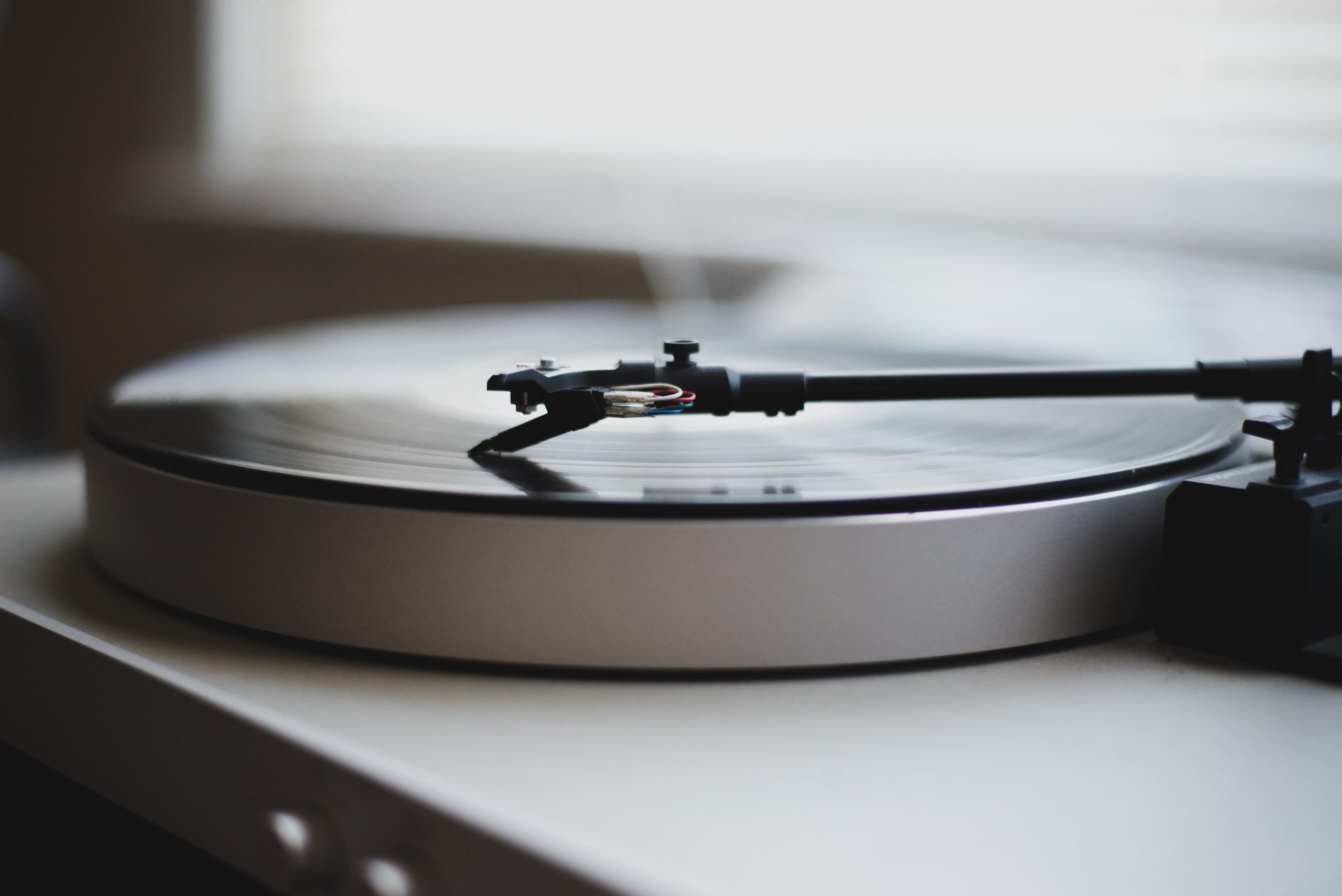 tocadiscos produciendo regalias musicales